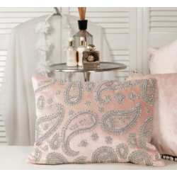 Różowa poduszka z srebrnymi koralikami