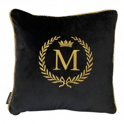 Czarna poduszka z haftem M