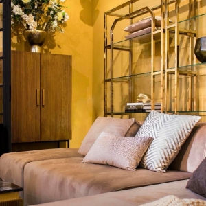 Efektowny regał w złotym kolorze