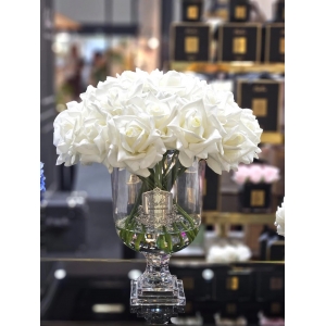 Wysoki wazon z różami w białym kolorze