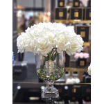 Wysoki wazon z różami w białym kolorze