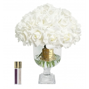 Wysoki wazon z różami w białym kolorze