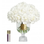 Wysoki wazon z różami w białym kolorze