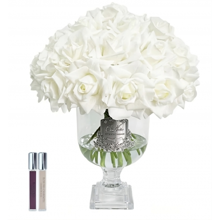Wysoki wazon z różami w białym kolorze