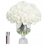 Wysoki wazon z różami w białym kolorze