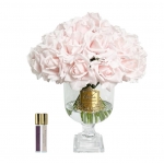 Wysoki wazon z różami w różowym kolorze