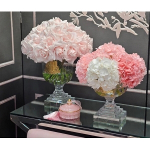 Wysoki wazon z różami w różowym kolorze