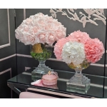 Wysoki wazon z różami w różowym kolorze